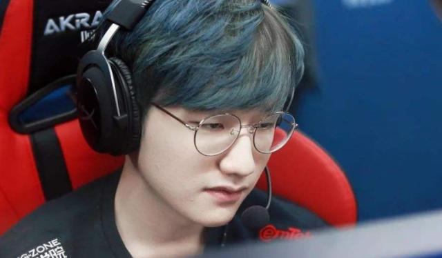 她依然保持 她依然保持